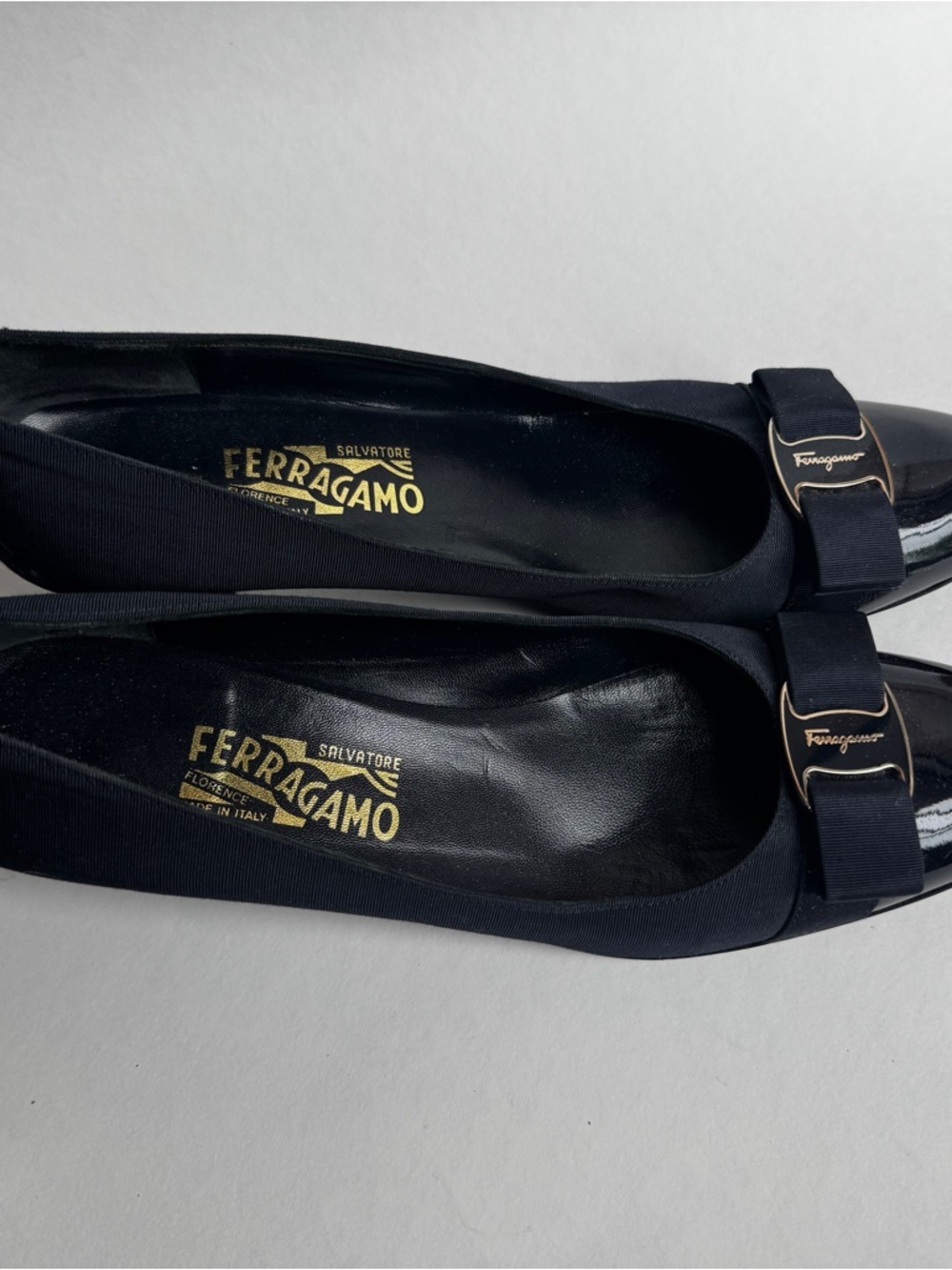 Salvatore Ferragamo Vara Navy Grosgrain Bow Pumps Kitten Heel 10 3A Italy - Picture 10 of 10